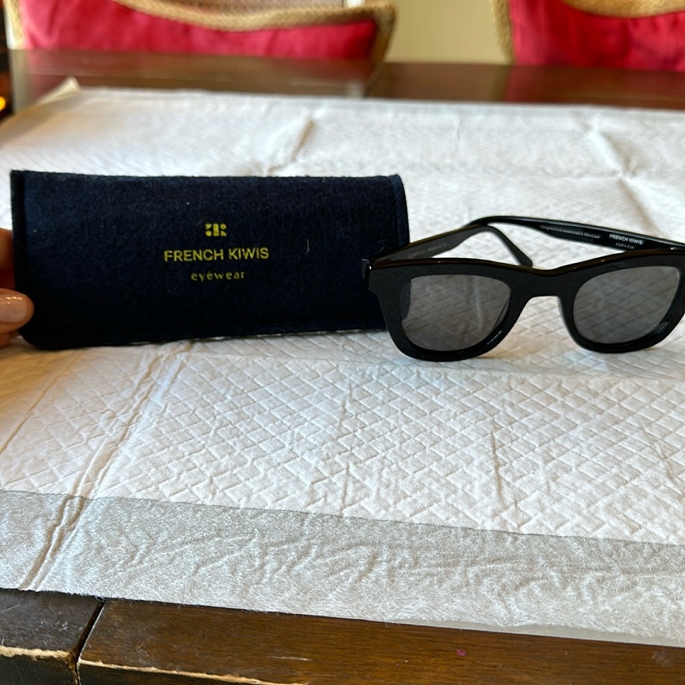 French Kiwis sunglasses black rim